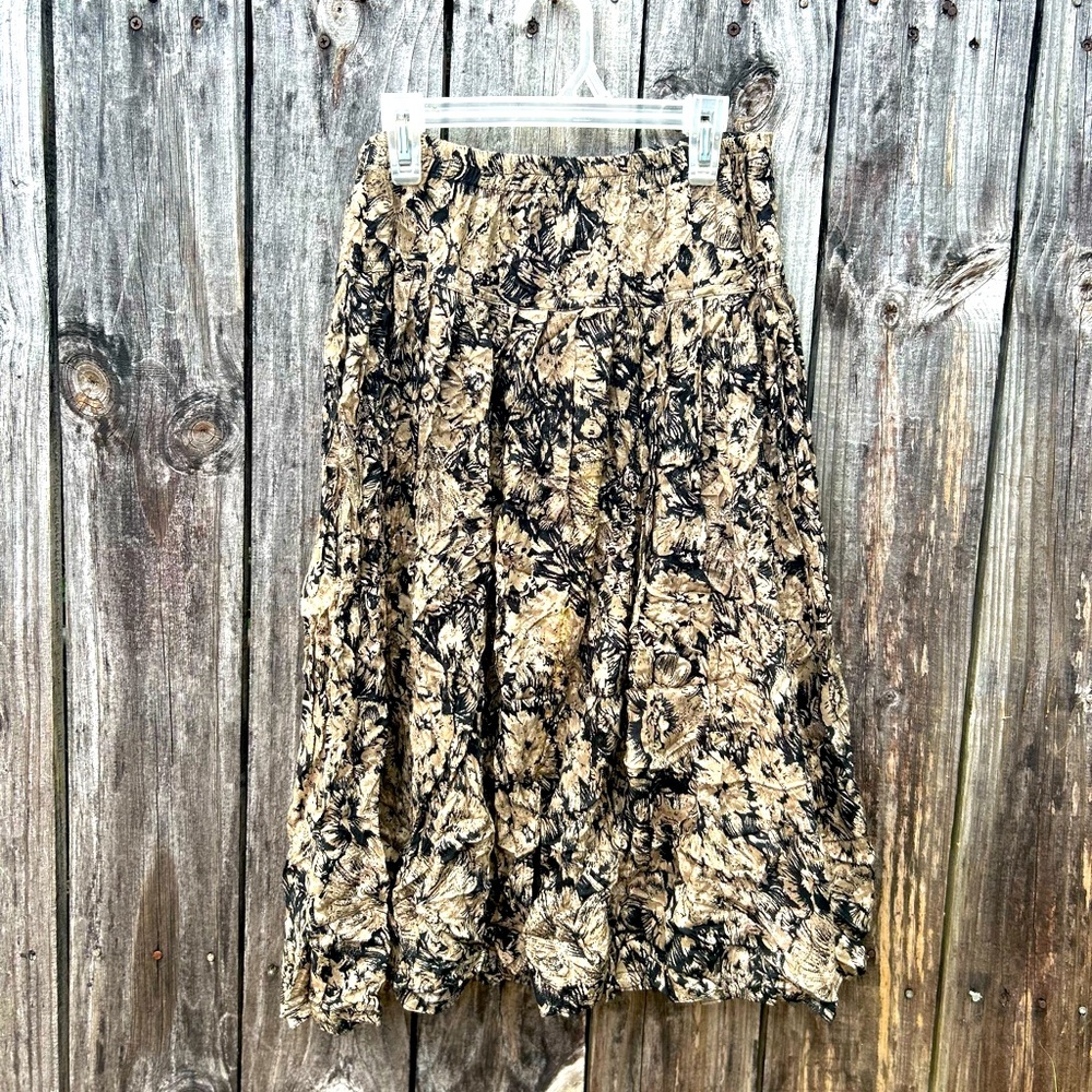 Women’s skirt size: medium